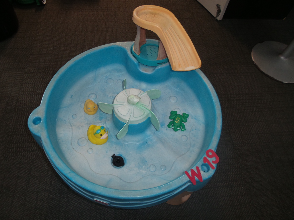 Step2 duck pond water best sale table with water toys